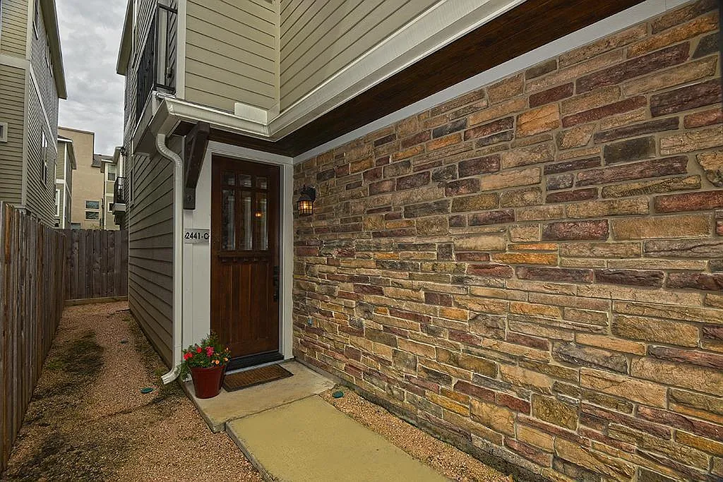 3 bed, 3.5 bath, 2122 sqft, $2,600 — Photo 2