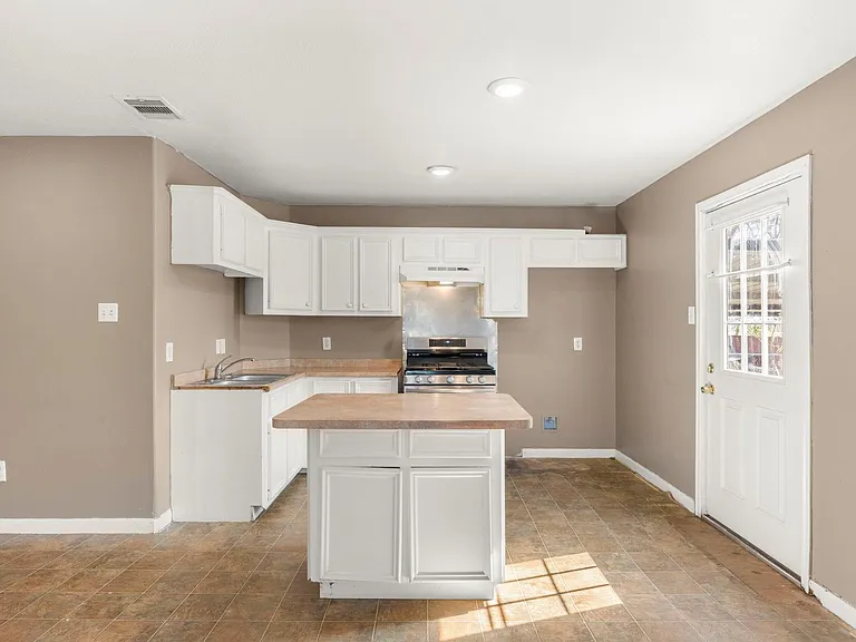 2444 Margaret St #A — Photo 9