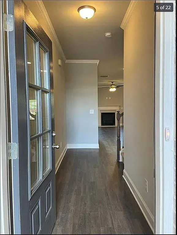 3 bed, 2.5 bath, 1886 sqft, $2,200 — Photo 2