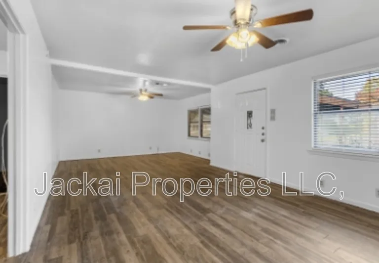 814 E Centennial St — Photo 9