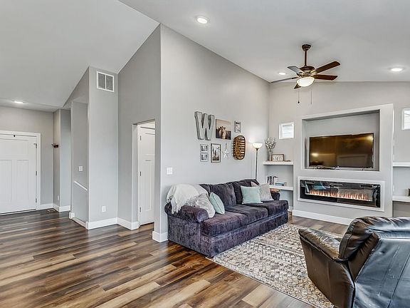 5th image of 2922 E Reiss St