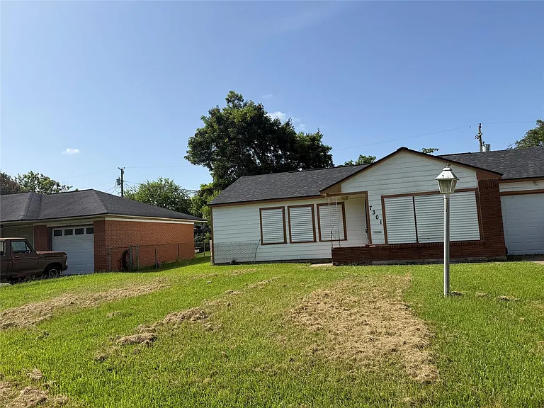 7301 Hummingbird Ln — Photo 1