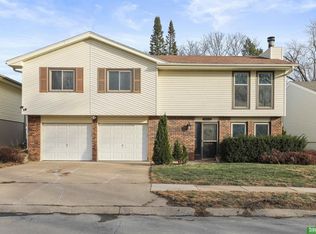 6023 N 110th Cir, Omaha, NE 68164