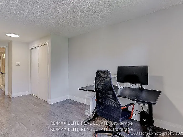 2032 Glenada Cres — Photo 17