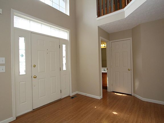 3rd image of 2544 Hillsdale Dr