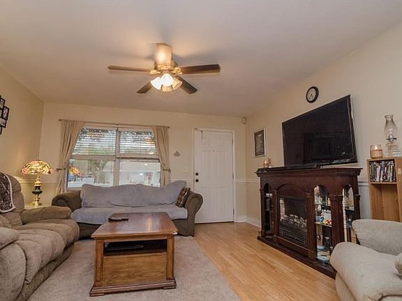 5th image of 810 Cinnamon Dr E