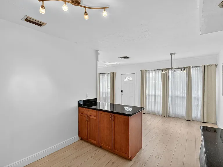 1606 NE 15th Ave #1606 — Photo 9