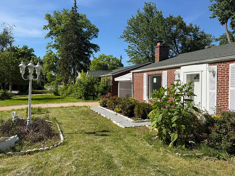1114 Mona Dr — Photo 2