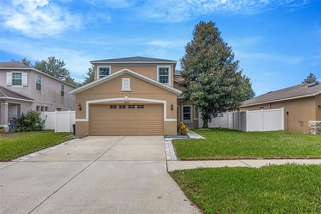 4 bed, 2.5 bath, 2392 sqft, $2,500 — Photo 2