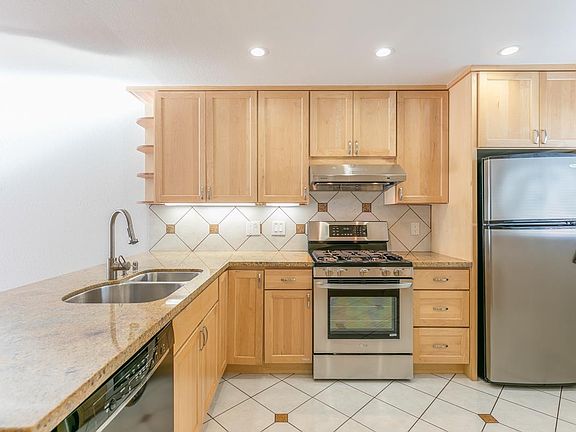 4th image of 477 Arlington St
