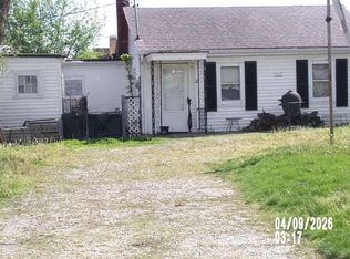 8 E C St, Belleville, IL 62220