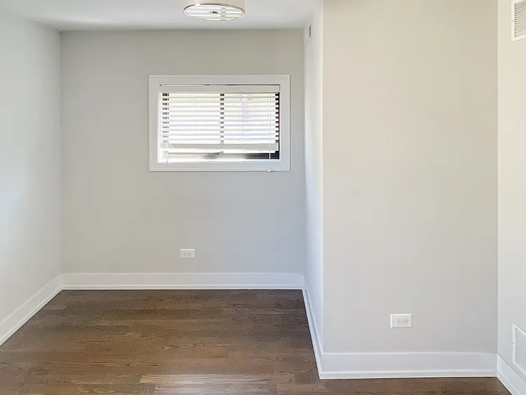 2315 N Southport Ave — Photo 14