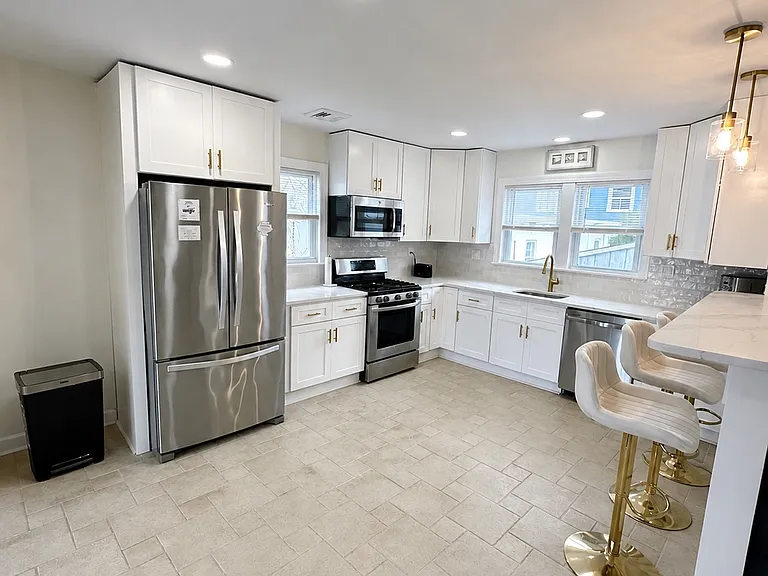 131 W Roberts Ave — Photo 2