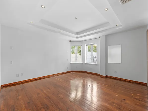 1901 Voorhies Avenue image 14 of 24