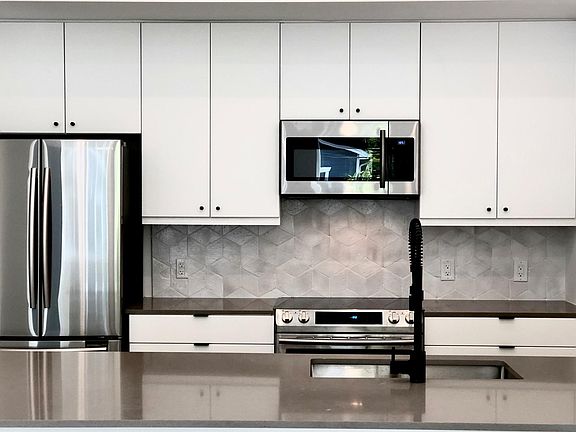 4th image of 2709 E 5th St #2105