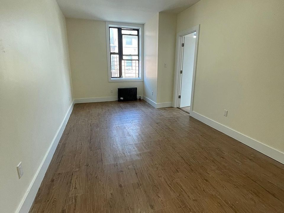 1st image of 560 Morris Park Ave