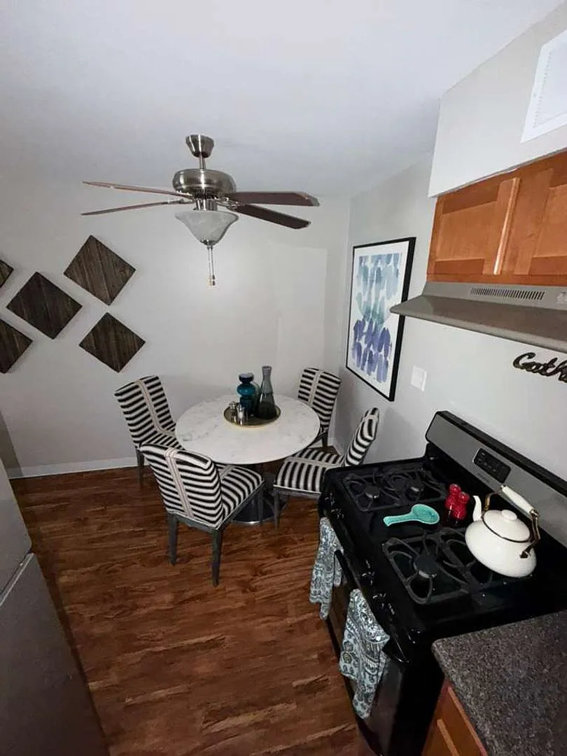 NorthStar Deluxe Spacious 2-Bedroom, 1-Bath Apartment — Photo 4