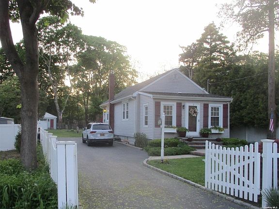 3rd image of 6 Van Buren Ct