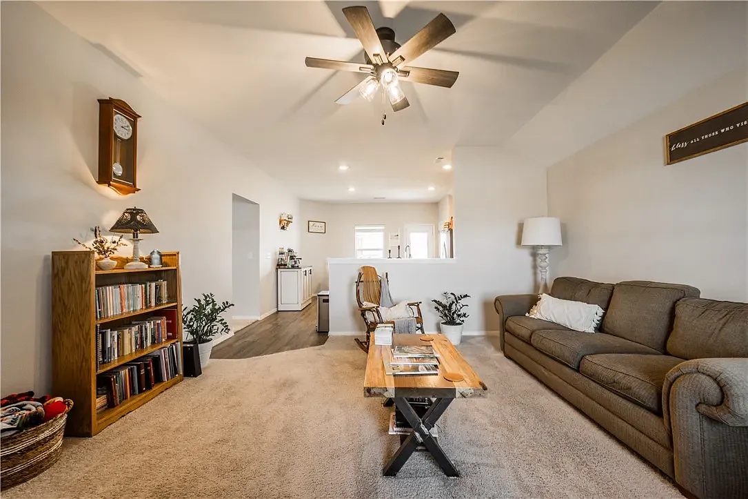 3 bed, 1216 sqft, $1,500 — Photo 3