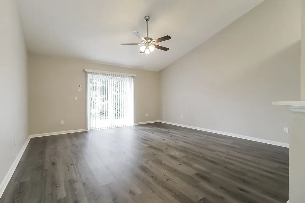 3 bed, 2.0 bath, 1243 sqft, $2,100 — Photo 3