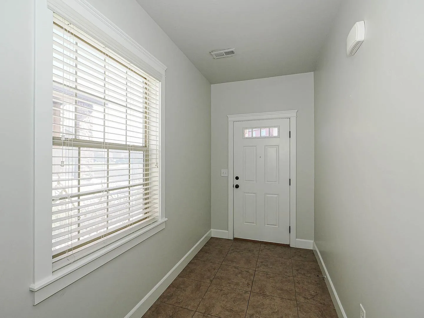 3 Bedroom, 2.5 bathroom Saratoga Springs Home — Photo 3