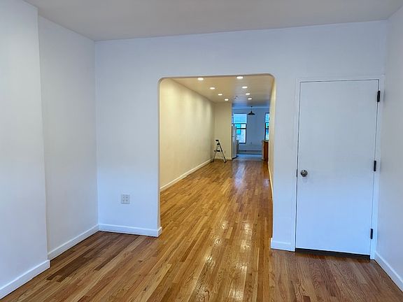 3rd image of 122 Bedford Ave APT 4L