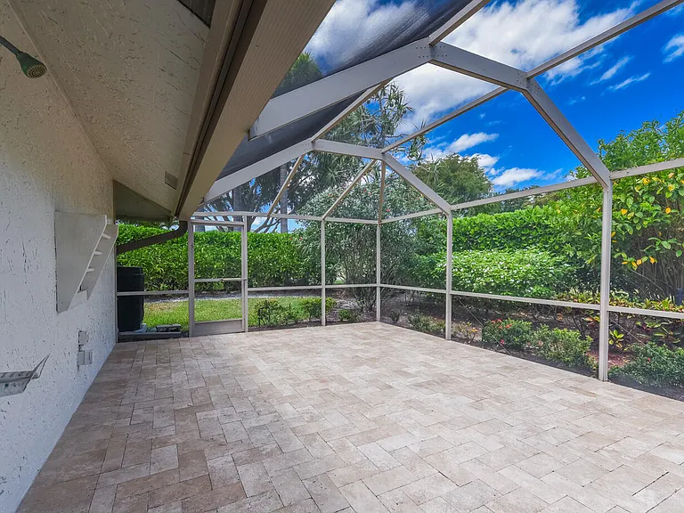 3185 Saint James Dr — Photo 33
