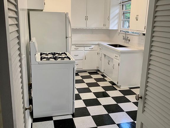 3rd image of 1234 N Harper Ave