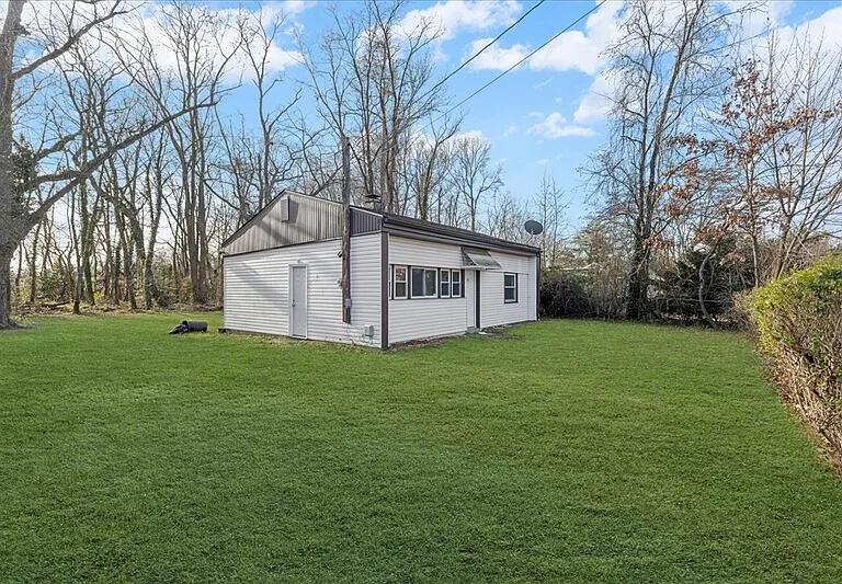 28 Crescent Dr — Photo 3