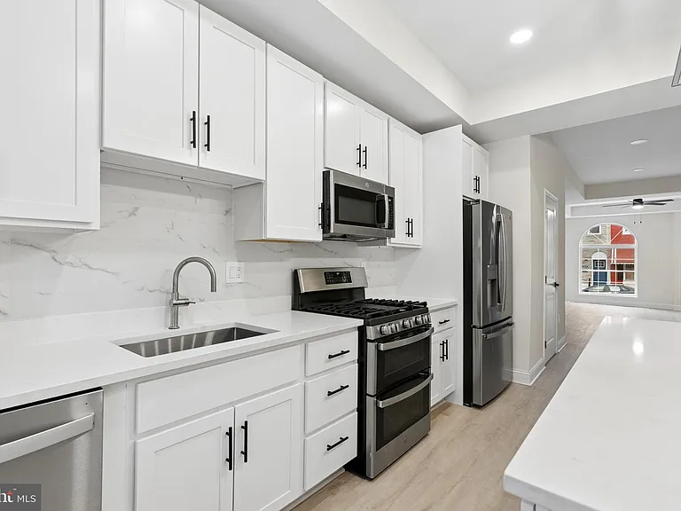 2416 E Hoffman St — Photo 5