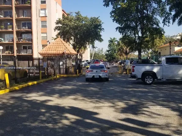 5201 NW 7th St APT 609W, Miami, FL 33126