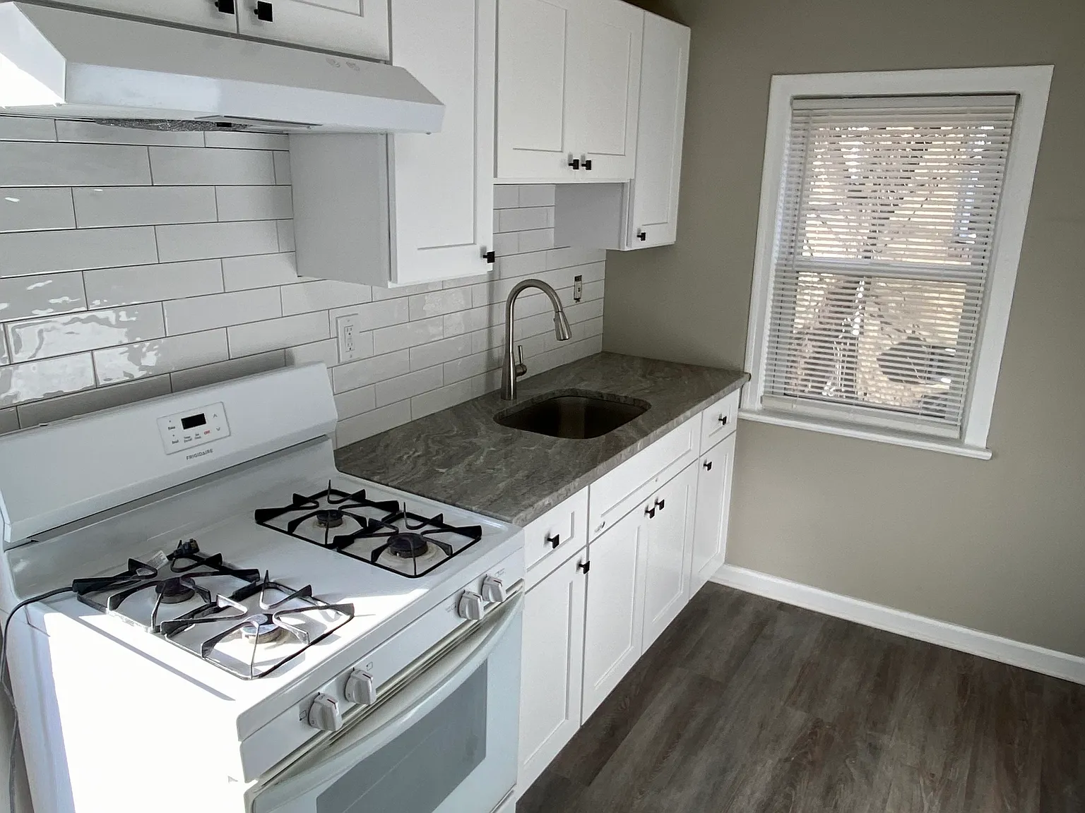 2 bed, 960 sqft, $2,420 — Photo 1