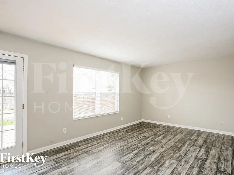 445 Winterwood Dr — Photo 3