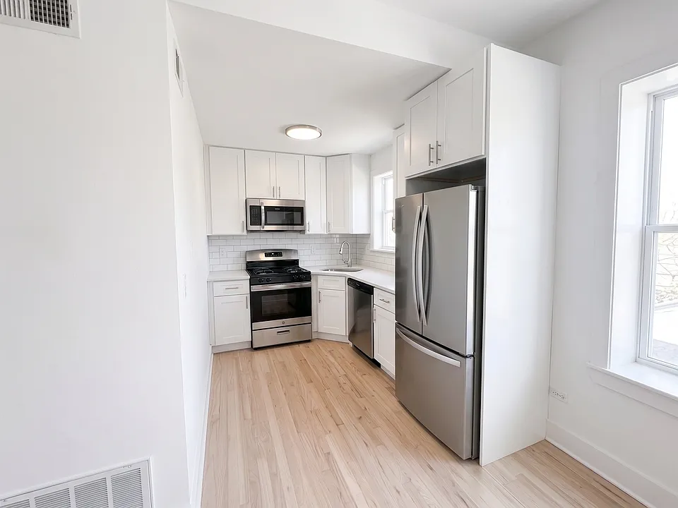 937 W Cornelia Ave #402