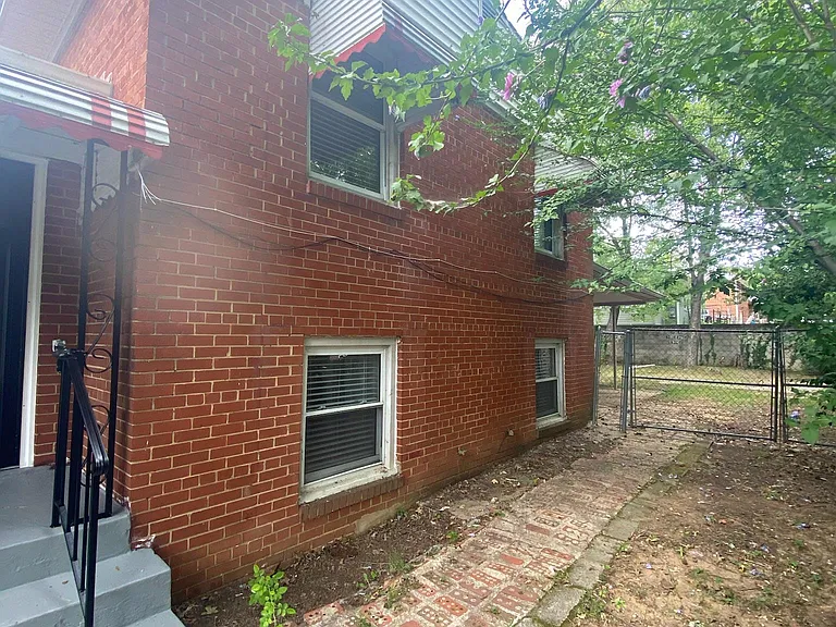 200 46th St NE — Photo 31
