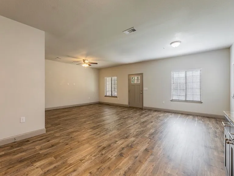 512 E Akard St #400 — Photo 6
