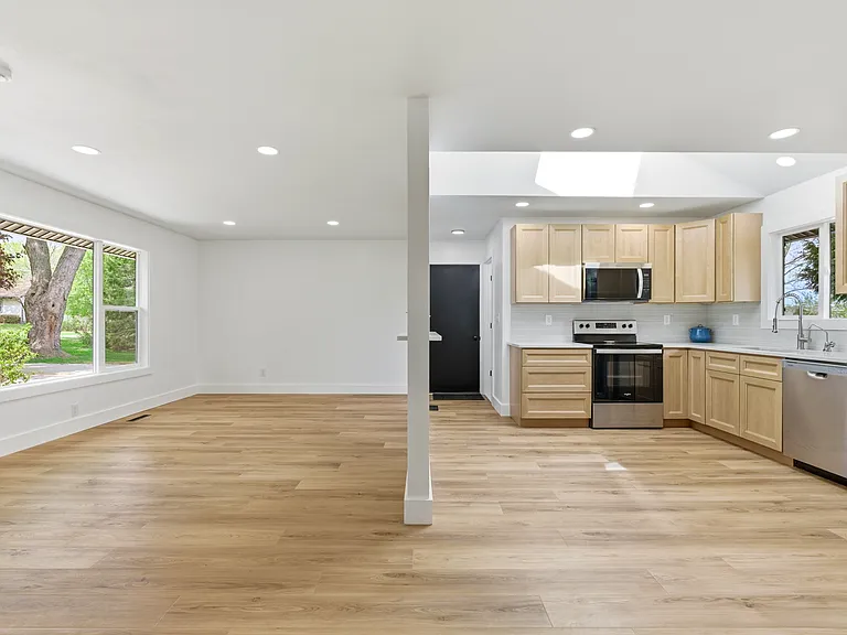 W309S10340 Knoll Ct — Photo 3