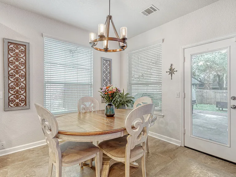 eat in kitchen and access to backyard