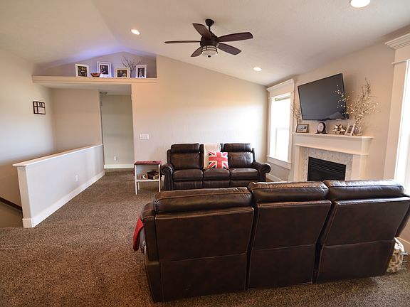 2nd image of 3221 Topaz Dr