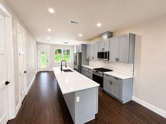 4th image of 530 W 4th Ave