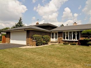 902 W Cottonwood Ln, Mount Prospect, IL 60056