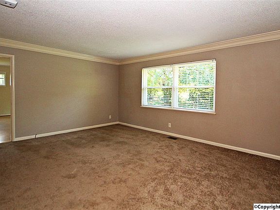 4th image of 318 Curtis Dr SE