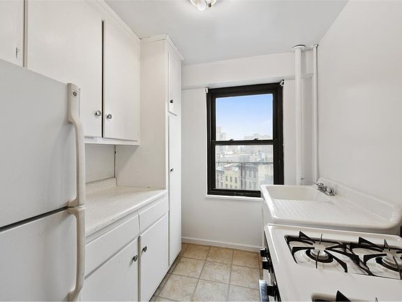 3rd image of 208 E Broadway #J801