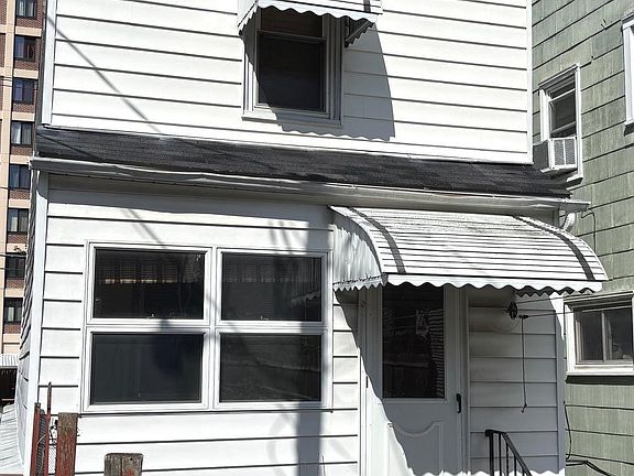 3rd image of 325 Lewis St