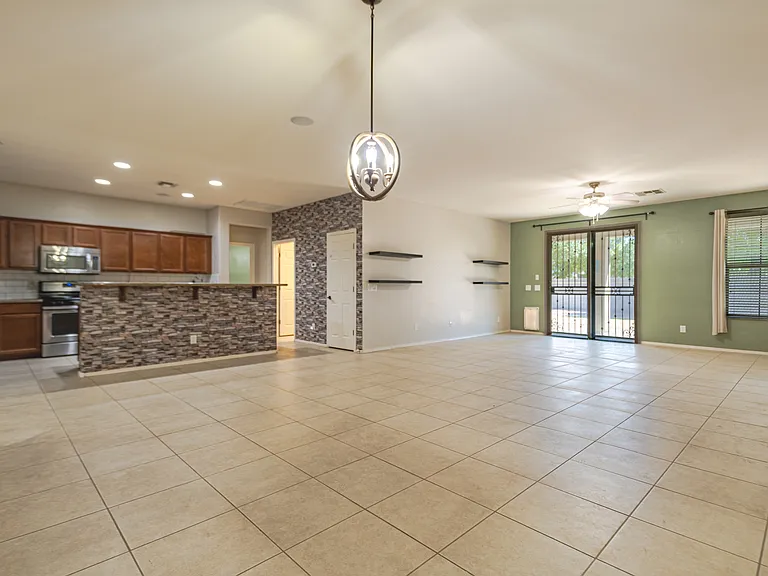 18433 W Sunnyslope Ln — Photo 7