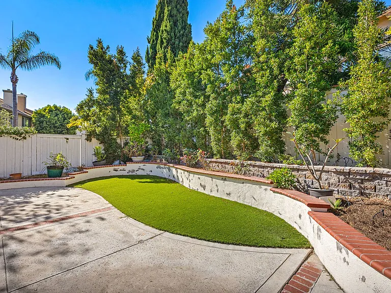 701 Loma Adria — Photo 26