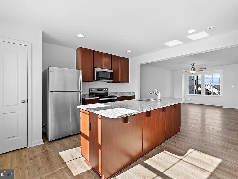 464 Peleton St — Photo 9