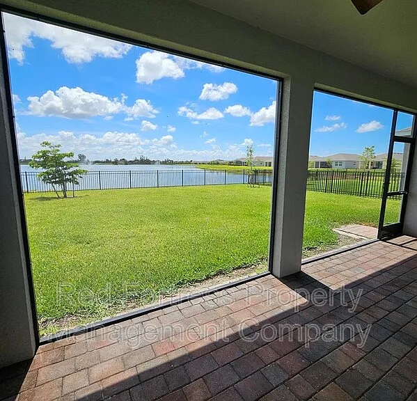 623 Parkshore Lake Ave — Photo 4