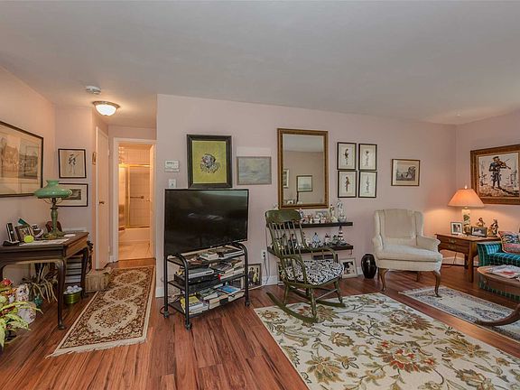 4th image of 427 Clubhouse Ct