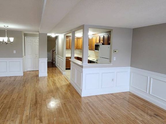 1st Floor Livingroom / dining area